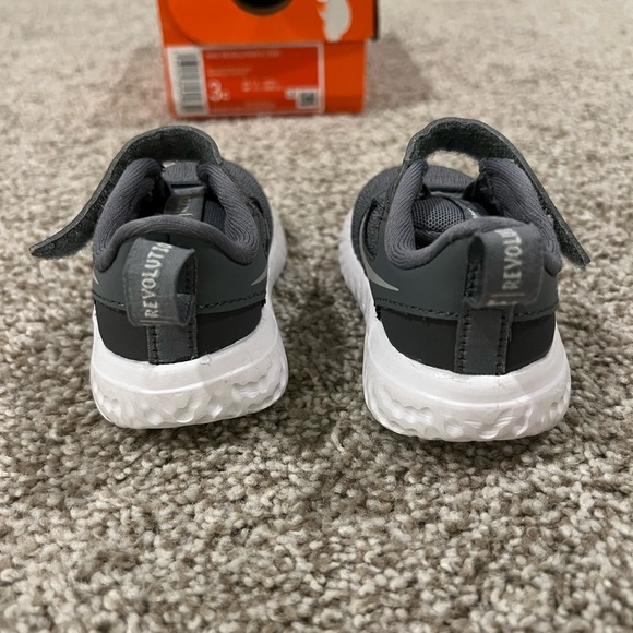 Baby Nike Revolution 5 Cool Gray and Pure Platinum 3c - Picture 7 of 7